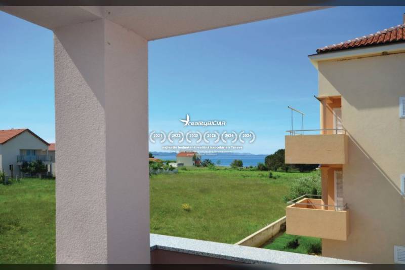 Blick aus einer 2-Zimmer-Wohnung in Privlaka auf das Meer und die grüne Landschaft.