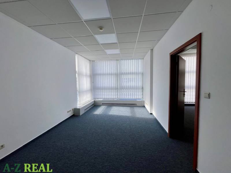 Büros mit Teppichboden, weiße Wände und Jalousien an den Fenstern.