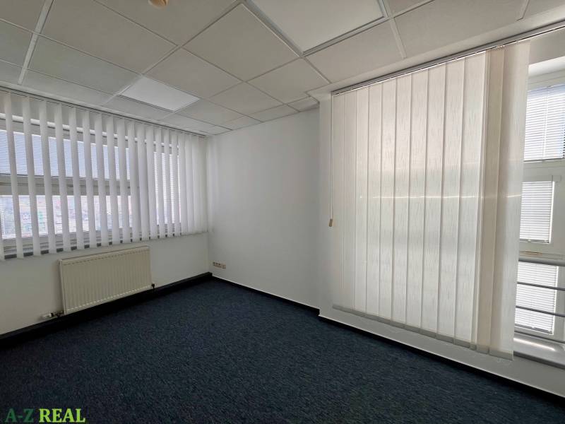 Büros mit weißen Jalousien und dunklem Teppich, Stará Vajnorská in Bratislava - Nové Mesto.