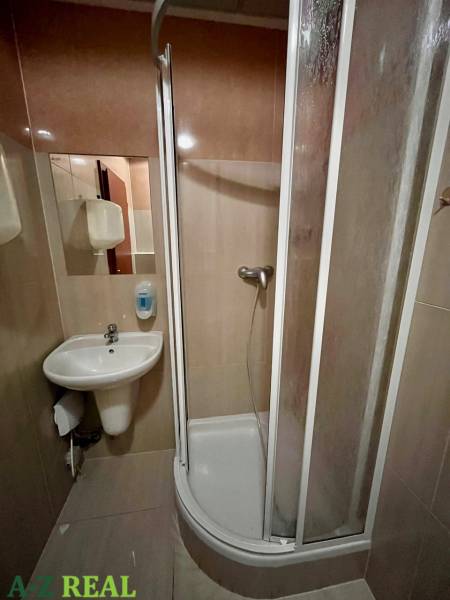 Duschkabine und Waschbecken im Badezimmer der zu vermietenden Büros.