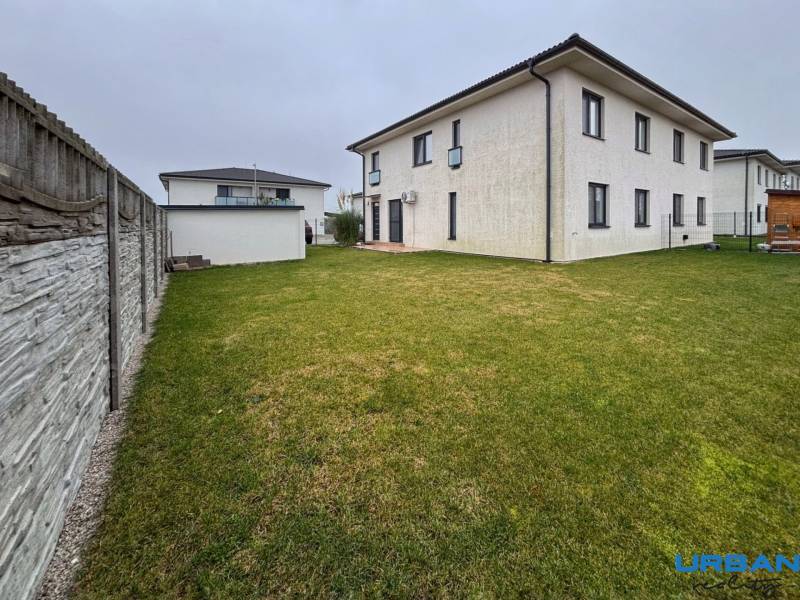 Außenbereich einer 3-Zimmer-Wohnung in der Kráľovianky-Straße in Kráľovianky mit Rasen und Zaun.