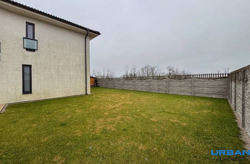 Garten am Haus mit Rasenfläche und Umzäunung in Kráľovianky.