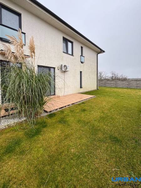 Exterieur einer 3-Zimmer-Wohnung in der Kráľovianky-Straße in Kráľovianky mit Garten und Rasen.