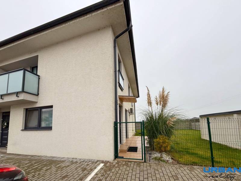 Außenbereich einer 3-Zimmer-Wohnung in der Kráľovianky-Straße in der Stadt Kráľovianky, mit Pflanzen und Rasen am Eingang.