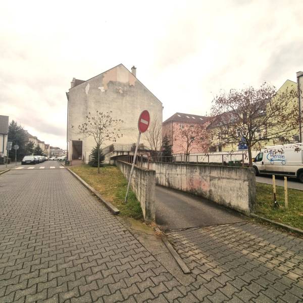 Kleine Platz Straße in Malacky, im Vordergrund Garagen mit Einfahrtsverbot.