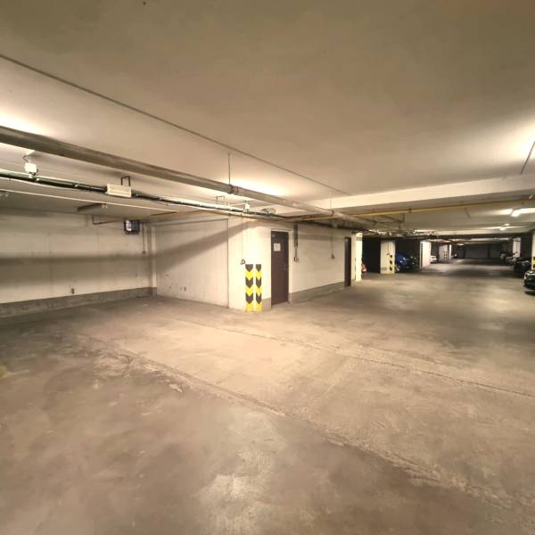 Parkgaragen mit Betonboden und Beleuchtung, Malacky, Kleiner Platz.