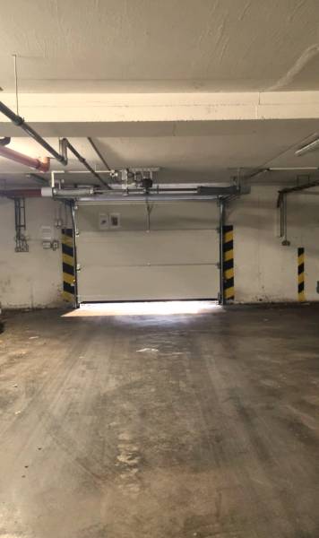 Gebäude einer Garage mit Betonboden und Garagentor.