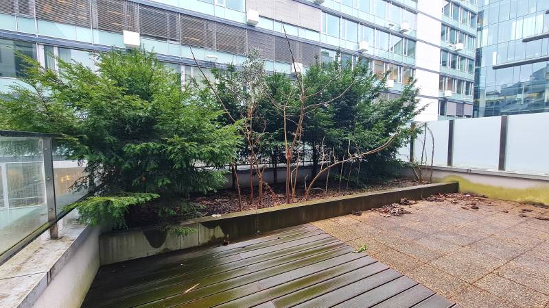 Eine Terrasse mit Pflanzen, ein Boden mit Holzdekor in Bratislava an der Dvořákovo nábrežie.