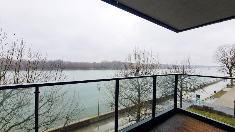 Blick vom Balkon auf die Donau von einer 3-Zimmer-Wohnung an der Dvořákovo nábrežie in Bratislava.