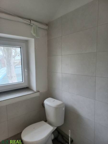 Toilette mit Wandfliesen in Produktionsräumen.