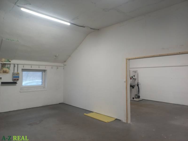 Produktionsräume mit grauem Boden, weißen Wänden und Beleuchtung.