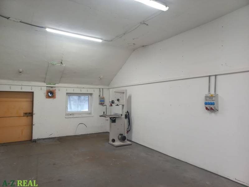 Produktionsräume mit weißen Wänden, Werkzeugen und Beleuchtung, ohne Boden mit Holzdekor.