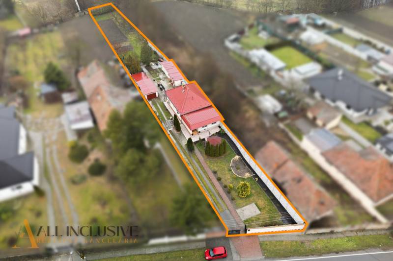 Ein Einfamilienhaus in Čierny Brod mit gepflegtem Hof und Garten auf einem geräumigen Grundstück.