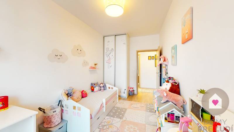 Kinderzimmer in einer 3-Zimmer-Wohnung mit Bett, Spielzeug und Wolkendekorationen.