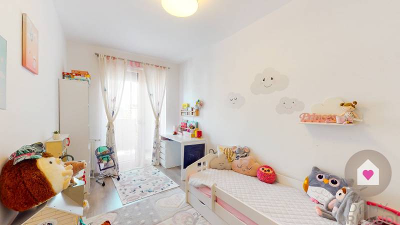 Kinderzimmer in einer 3-Zimmer-Wohnung mit Bett, Spielzeug und heller Dekoration.
