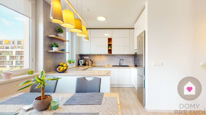 Küche in einer 3-Zimmer-Wohnung mit Holzboden, Leuchten und Zimmerpflanzen.