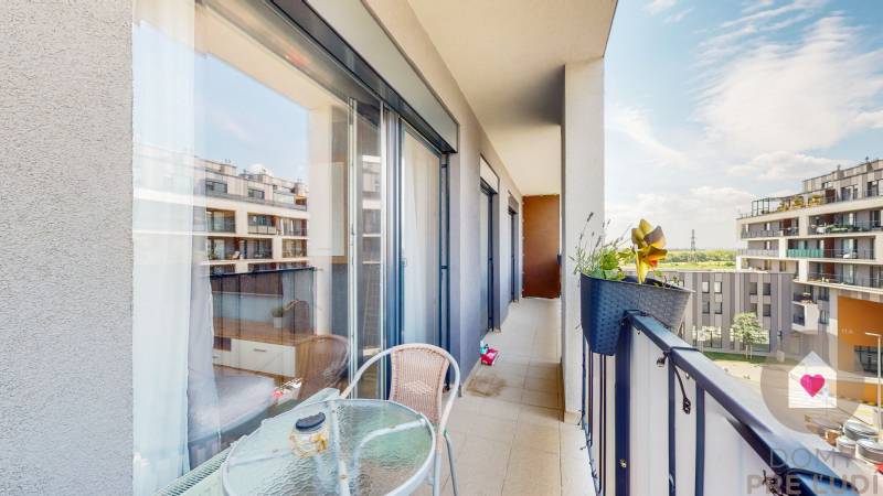 Der Balkon einer 3-Zimmer-Wohnung in der Zuzany Chalupovej Straße in Bratislava - Petržalka mit Blick auf die Umgebung.
