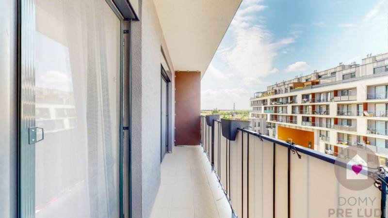 Der Balkon einer 3-Zimmer-Wohnung in der Zuzany Chalupovej Straße in Bratislava-Petržalka mit Blick auf die umliegende Architektur.