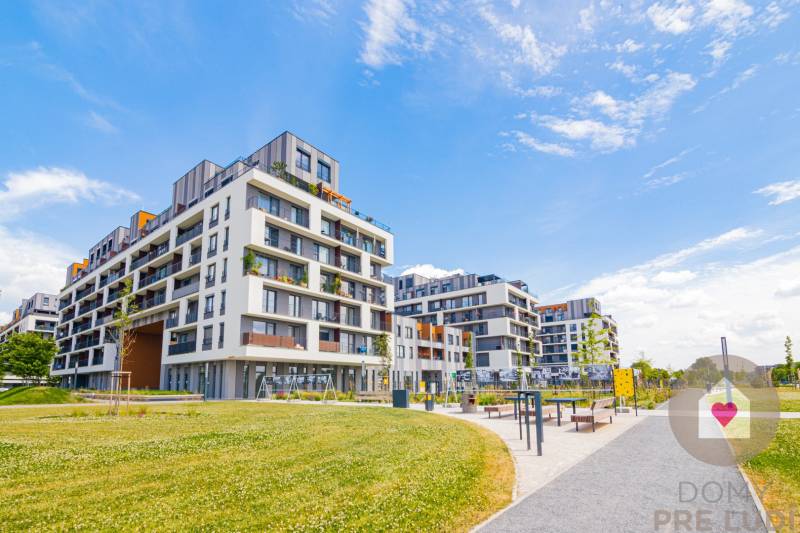 Wohnkomplex in Bratislava-Petržalka mit modernen Wohnungen und gepflegter grüner Umgebung.