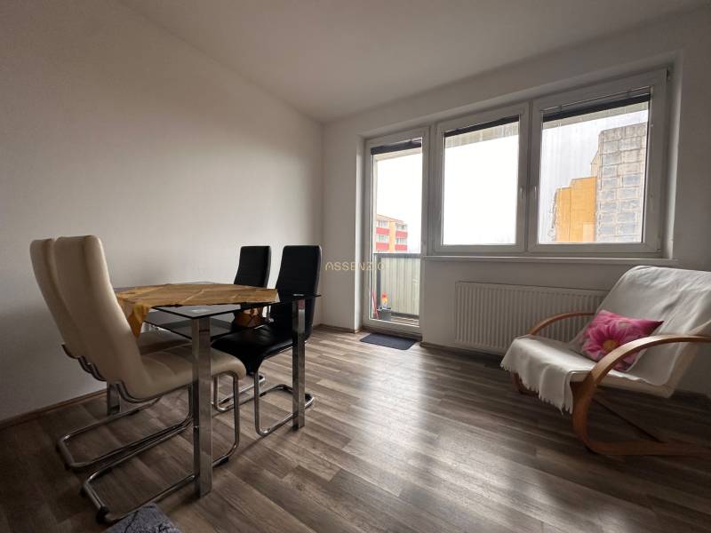 Essbereich mit Tisch und Stühlen in einer 3-Zimmer-Wohnung, Boden mit Holzdekor.