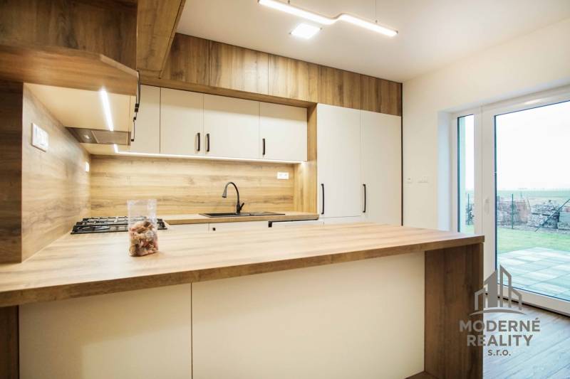 Küche mit Holzboden, heller Atmosphäre und Blick in den Garten.