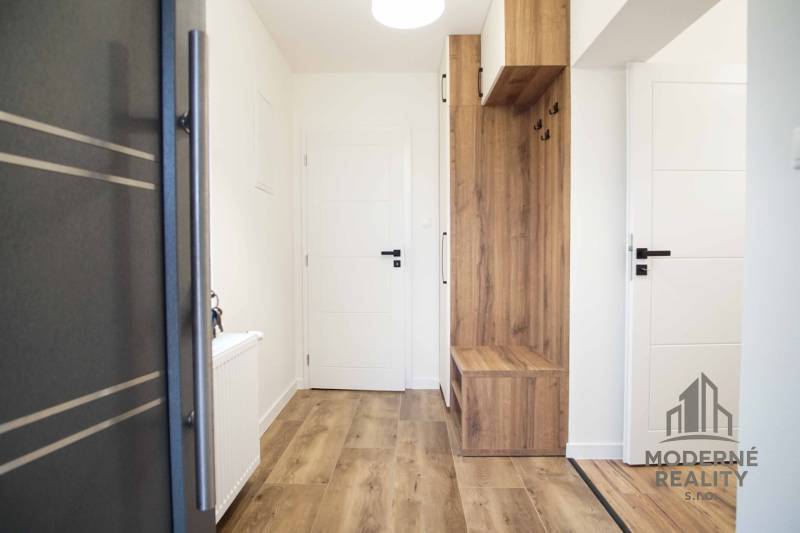 Innenraum eines Einfamilienhauses mit Holzboden und Einbaumöbeln.