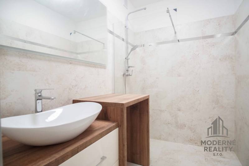 Badezimmer mit Waschbecken und Holzelementen, Einfamilienhaus.