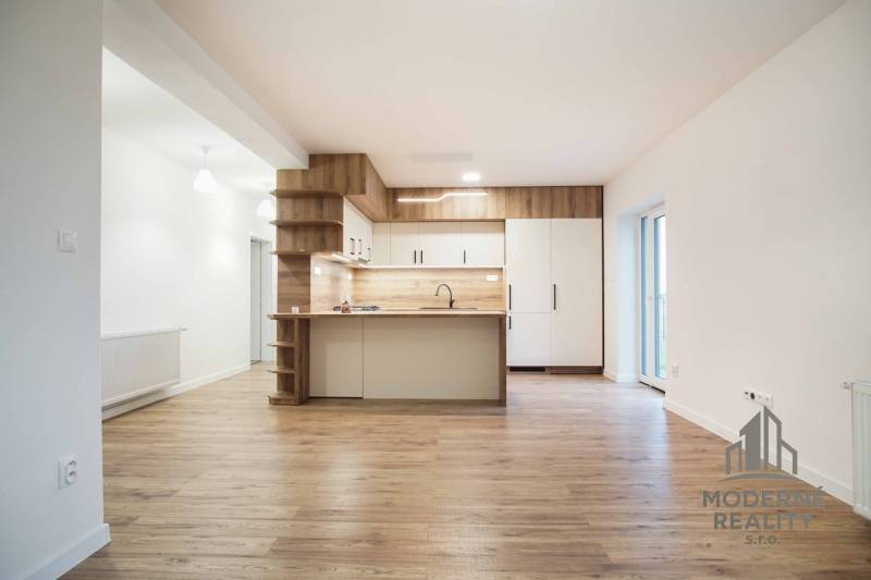 Küche in einem Einfamilienhaus mit Holzboden und weißen Schränken.