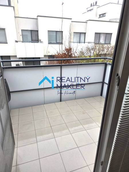 Der Balkon einer Einzimmerwohnung in Bratislava - Janíkov dvor mit Blick auf die benachbarten Gebäude.