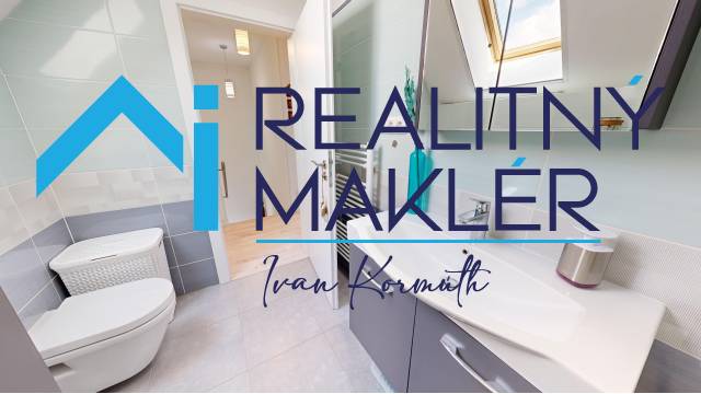 Badezimmer im Einfamilienhaus mit Toilette, Waschbecken und Fliesen.