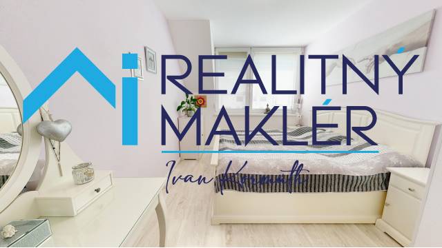 Schlafzimmer in einem Einfamilienhaus mit Holzdekorboden und hellen Möbeln.