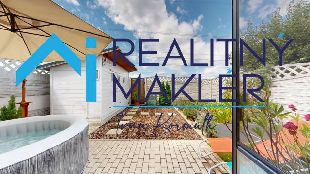 Der Garten eines Einfamilienhauses in Stupava mit Whirlpool und Gartenhäuschen.