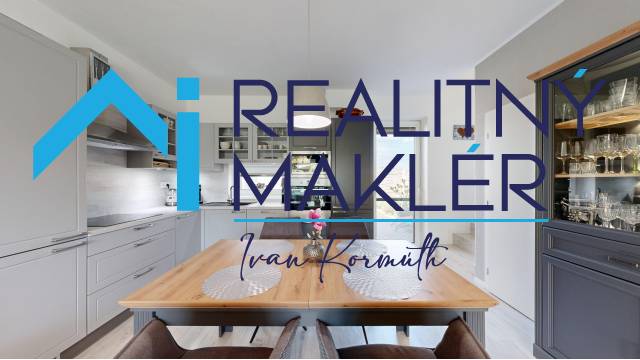 Küche in einem Einfamilienhaus mit Holzdekor auf dem Esstisch.