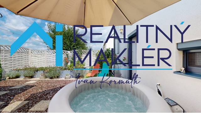 In einem Einfamilienhaus in Stupava gibt es einen Whirlpool mit einer Terrasse unter einem Sonnenschirm.