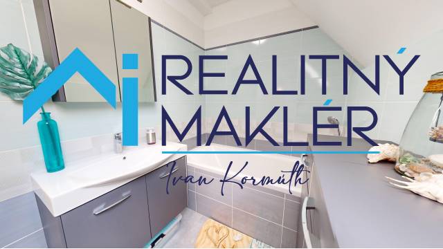 Ein Badezimmer mit Badewanne in einem Einfamilienhaus, elegante Accessoires und helle Farbtöne.