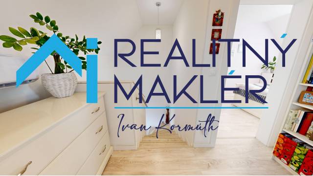 Innenraum eines Einfamilienhauses mit Holzboden und hellen Möbeln.