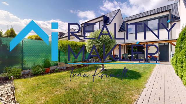 Einfamilienhaus in Stupava mit gepflegtem Garten, Gehweg und Terrasse.