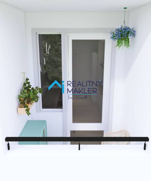 Balkon in einer 3-Zimmer-Wohnung in Bratislava - Petržalka mit Pflanzen und hängender Dekoration.