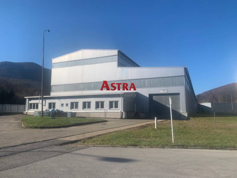 Produktionsräume in Dobšiná mit Stahlkonstruktion, umgeben von Naturlandschaft und Grünflächen.