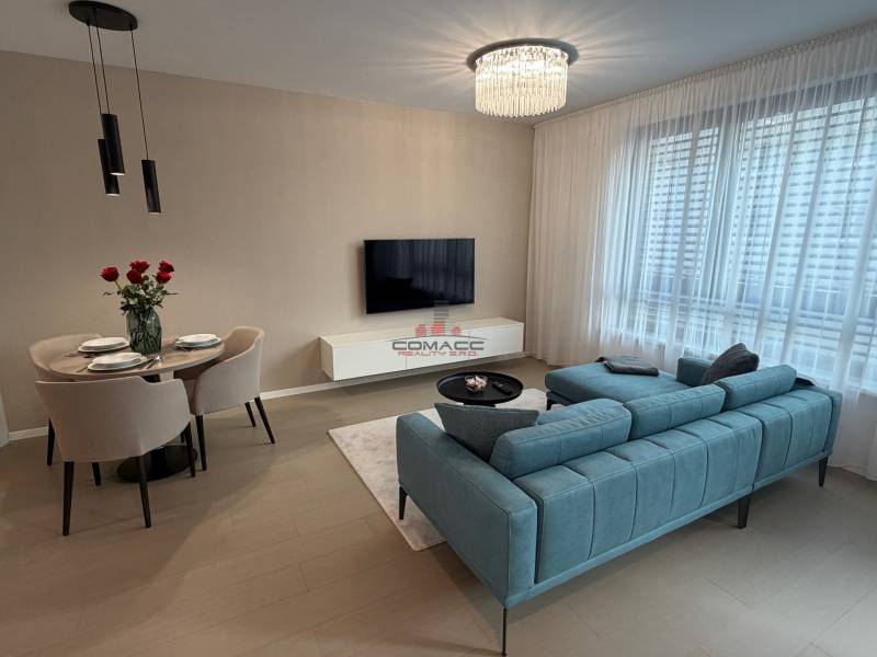 Wohnzimmer in einer 2-Zimmer-Wohnung mit Holzboden und bequemen Sitzgelegenheiten.