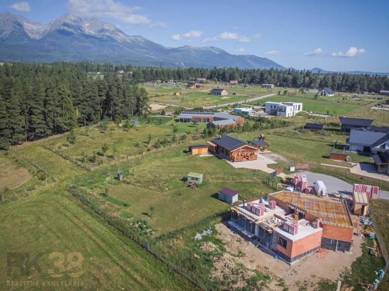 Grundstücke - Wohnen in Mlynica mit Blick auf die Berge und im Grünen gelegenen Rohbauten.