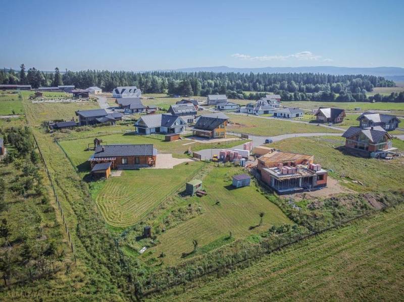 Blick auf die sich entwickelnde Gegend und die Häuser in Mlynica für Grundstücke - Wohnen.