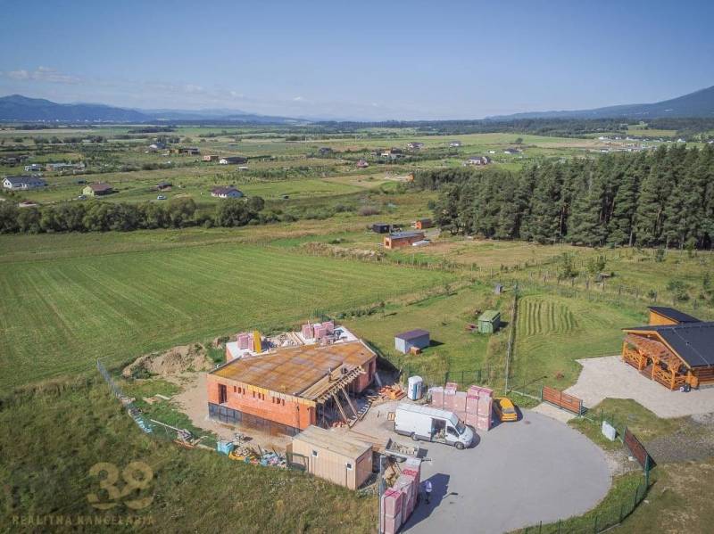 Baugrundstück zum Wohnen in Mlynica mit Blick auf die Natur und die umliegende Landschaft.