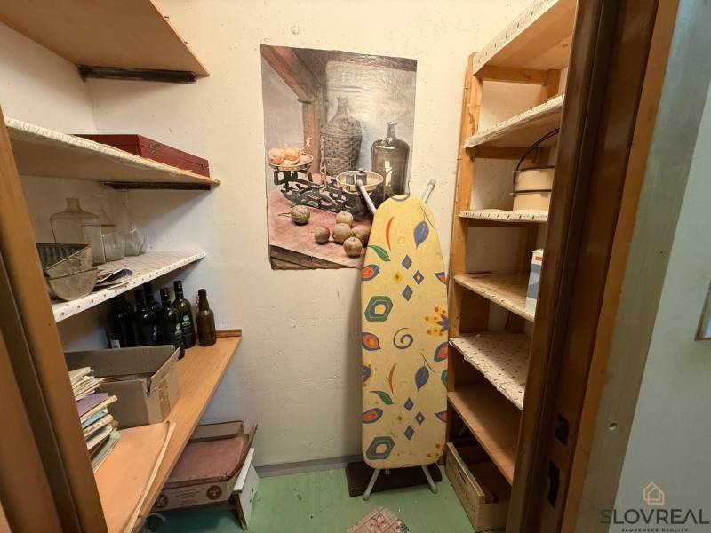 Stauraum mit Regalen und Bügelbrett in einer 3-Zimmer-Wohnung.