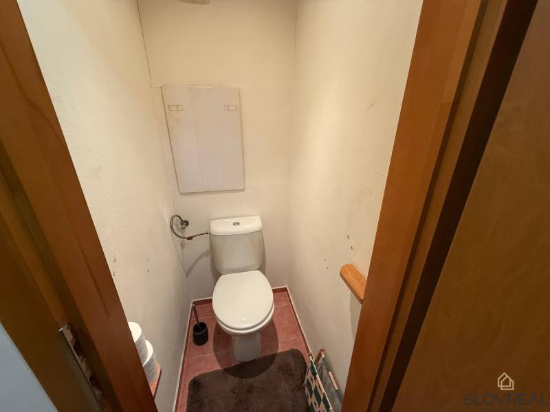 Toilette mit WC-Schüssel und Zubehör in einer 3-Zimmer-Wohnung.
