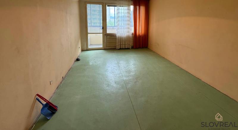 Möglichkeit der inneren Anpassung einer 3-Zimmer-Wohnung mit großen Fenstern und Balkon.