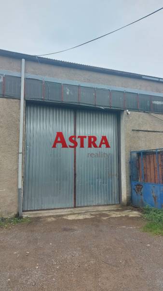 Tor des Lagers in Košice, Stadtteil Juh, mit Metalloberfläche.