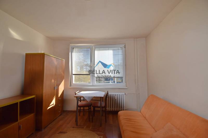 Garçonniere mit Sofa, Tisch und Schrank, Boden mit Holzdekor.