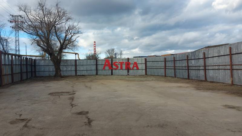 Ein eingezäuntes Grundstück mit Betonfläche in Košice, Stadtteil Juh, geeignet für kommerzielle Nutzung.