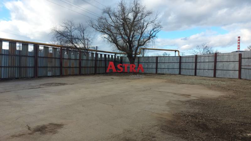 Gewerbegrundstücke in Košice - Stadtteil Juh mit Umzäunung und Bäumen.
